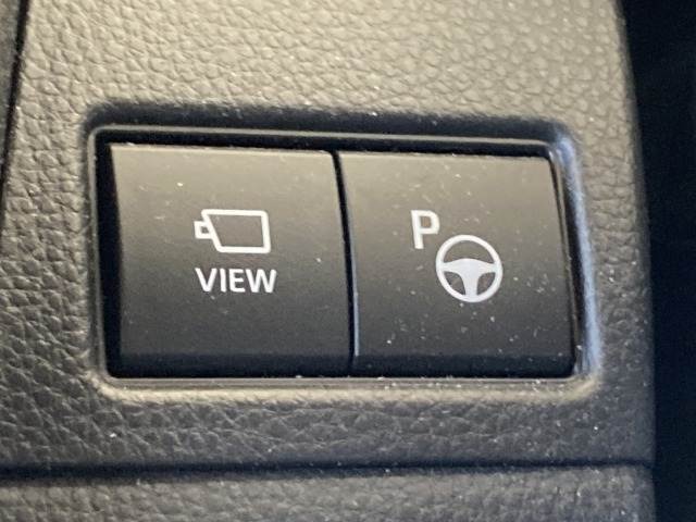 【パーキングアシスト】ハンドルやペダル、シフトの操作をシステムが自動制御し、駐車を支援する機能です。