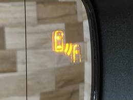 【ブラインドスポットモニター（BSM）】車線変更時に車両後方から来る車両を検知し安全をサポートする装置です。