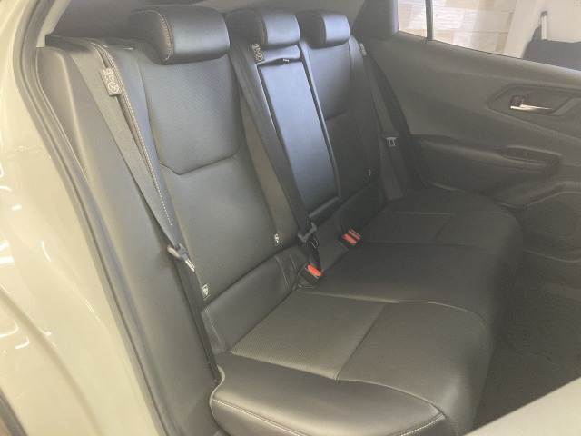 セカンドシートは大人二人が乗っても十分なスペースがしっかりと確保されております。前のオーナーがしっかりと管理されているお車で綺麗な状態がキープされております。
