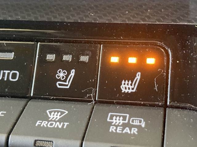 【シートヒーター＆シートクーラー】高級車にふさわしい快適装備で、夏場は座面から涼しい風が、冬場は身体の芯からポカポカになりますね。