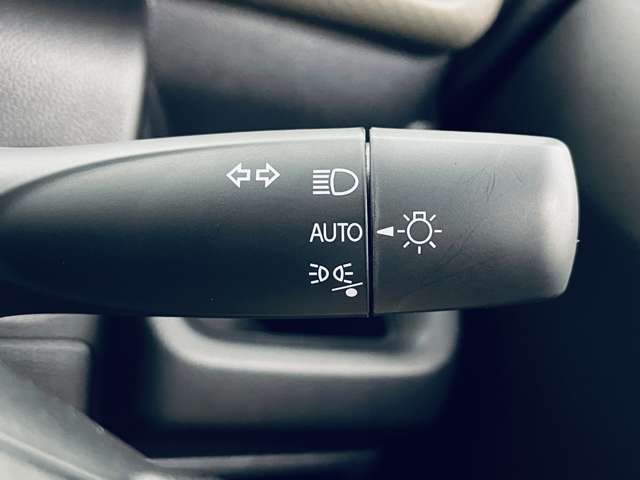 「オートライト」　暗くなると自動でライトが点灯し、安全運転を手助け！