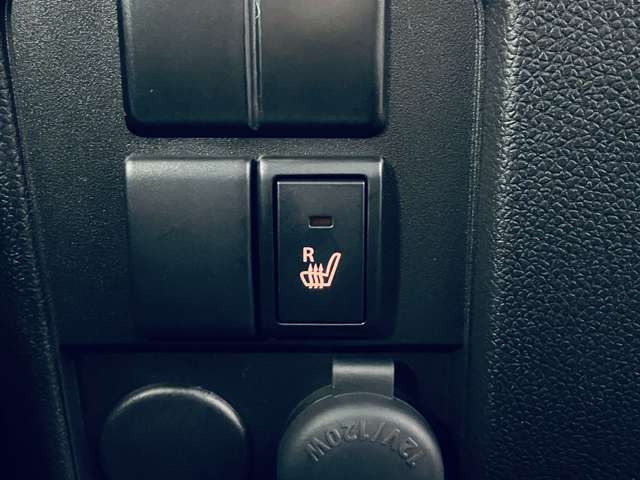 「シートヒーター」　寒い冬の必需品♪エアコンよりも早く暖めてくれます☆