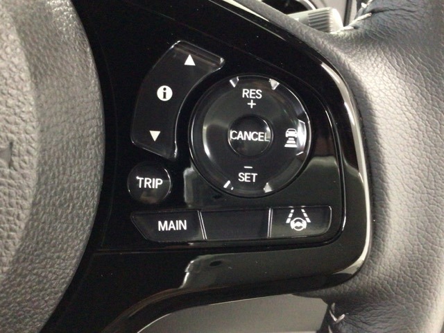 【アダプティブ・クルーズ・コントロール】予め設定した車速内でクルマが自動的に加減速。 前走車との適切な車間距離を維持しながら追従走行し、高速道路でのドライバーの疲労を軽減してくれる嬉しい機能付♪