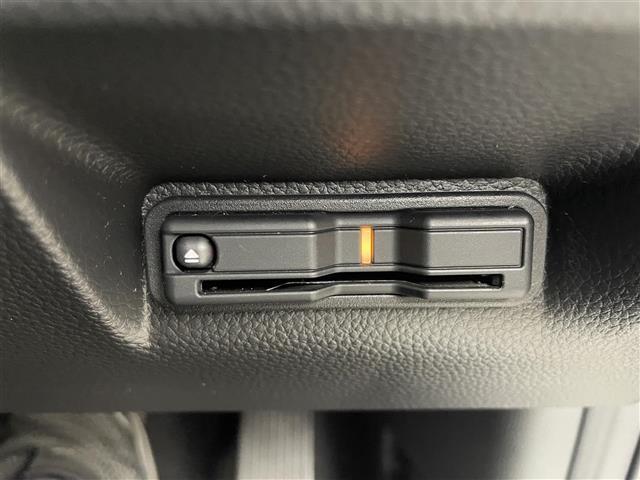 【ETC】有料道路を利用する際に料金所で停止することなく通過できる、ETC車載器（ノンストップ自動料金収受システム機器）が装備されています。セットアップを行うことで利用可能になります。