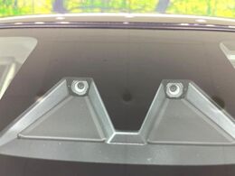 【スマートアシスト】走行中に前方の車両等を認識し、衝突しそうな時は警報とブレーキで衝突回避と被害軽減をアシスト。より安全にドライブをお楽しみいただけます。