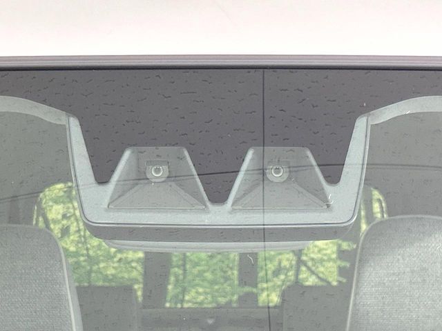 【スマートアシスト】走行中に前方の車両等を認識し、衝突しそうな時は警報とブレーキで衝突回避と被害軽減をアシスト。より安全にドライブをお楽しみいただけます。