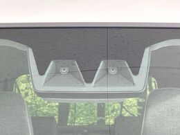 【スマートアシスト】走行中に前方の車両等を認識し、衝突しそうな時は警報とブレーキで衝突回避と被害軽減をアシスト。より安全にドライブをお楽しみいただけます。