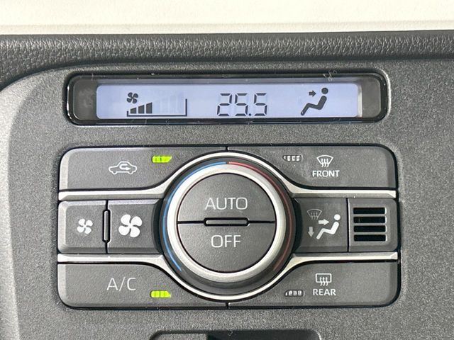 【オートエアコン】一度お好みの温度に設定すれば、車内の温度を検知し風量や温度を自動で調整。暑い…寒い…と何度もスイッチ操作をする必要はありません。快適な車内空間には必須の機能ですね♪