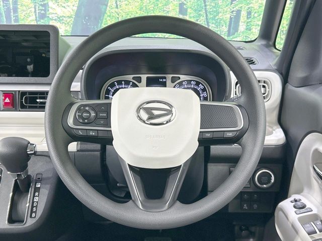 インテリアに合わせたデザインのステアリングは、運転される方のことも考え、運転しやすい形状、大きさです。是非一度、実際に触ってお確かめください。