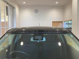 デュアルセンサーブレーキサポート（DSBS）　フロントガラス上部にあるセンサー部です。単眼カメラとレーダーで車両前方の状況を検知し各種制御を行います。衝突被害軽減ブレーキ・誤発進抑制機能　等