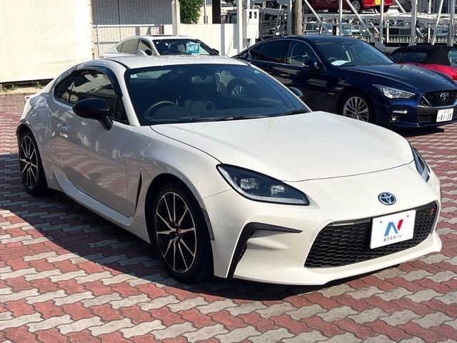 大好評のボディコーティング「弾スプラッシュコート」もご納車までに施工可能。通常のガラスコートと異なる、耐久年数6年の無機質ガラスコーティングが、ボディをキレイな状態に保ってくれます。