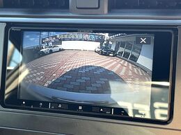 【バックカメラ】駐車時に後方がリアルタイム映像で確認できます。大型商業施設や立体駐車場での駐車時や、夜間のバック時に大活躍！運転スキルに関わらず、今や必須となった装備のひとつです！