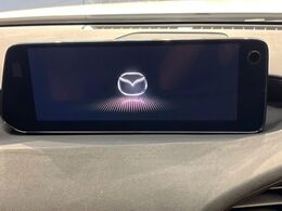 【10.25インチマツダコネクト】車内の雰囲気にマッチした大型ディスプレイ。スマホ接続でのナビ使用やBluetooth再生等、様々な機能が楽しめます。直感的なダイヤル操作が可能で、使い勝手も良好です。
