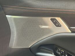 【BOSEサウンドシステム】メーカーオプションの高品位サウンドシステムを搭載。専用のチューニングが施された大小様々なスピーカーから良質なサウンドが奏でられ、臨場感あふれる音響空間を演出します。