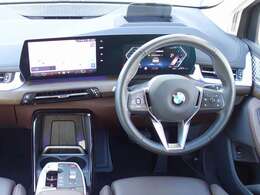 ◆インスツルメントパネルやインテリアトリムなどは、調和しなが洗練された室内を作り上げ、スイッチ類によって、優れた操作性をも実現。ドライバーの視線や動線を考え、人間工学に基づきデザインされています◆