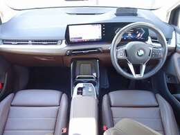 ◆インスツルメントパネルやインテリアトリムなどは、調和しなが洗練された室内を作り上げ、スイッチ類によって、優れた操作性をも実現。ドライバーの視線や動線を考え、人間工学に基づきデザインされています◆