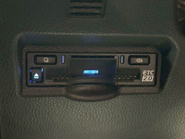 【ETC車載器】を装備しておりますので、ご納車直後からの遠距離ドライブも可能です。土日の利用料金の割引や、朝夕の通行料金を割引料金で高速道路をお楽しみいただけます。