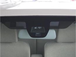 【レーダーブレーキサポート】フロントガラスに設置されたレーダーで前方の車両や歩行者を検知し、衝突事故時の被害を軽減します。