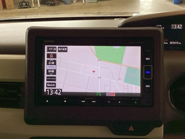 ナビゲーションはフルセグTV対応のGathers純正メモリーナビを搭載しています。Bluetoothオーディオ機能がありますので、スマートフォンなどの音楽も再生できます。