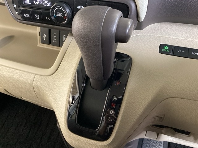 CVT車のセレクトレバーです。低速から高速まで、変速ショックのないスムーズな走りを実現するとともに、エンジン効率のよい領域を維持することで燃費にも貢献します。