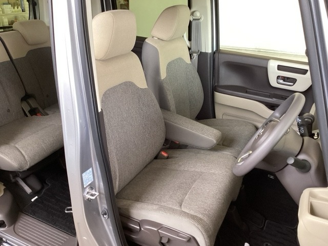 女性でも運転がしやすいように、シートの高さ調整機能（シートリフター）がついています。運転席と助手席の間が空いている為、助手席側への移動がスムーズです。交通量の多い道でも助手席側から乗り降りができます。