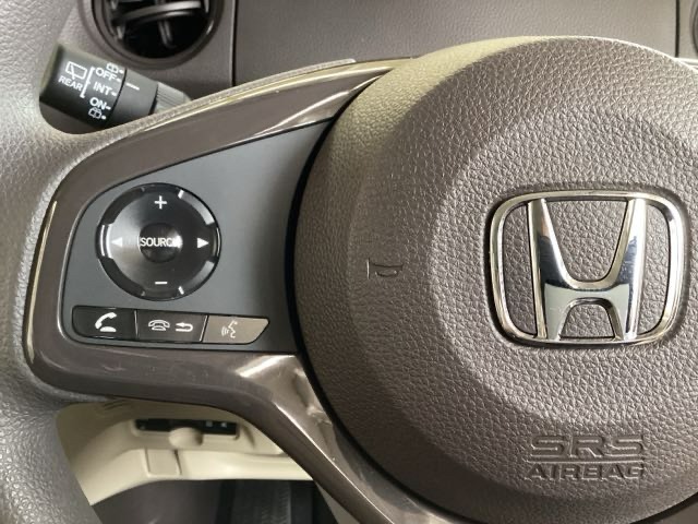 ステアリングスイッチがついていますので、オーディオのチャンネル変更、ボリューム、ジャンル変更が操作可能です。ハンドルから手を離さず安全に操作できます。