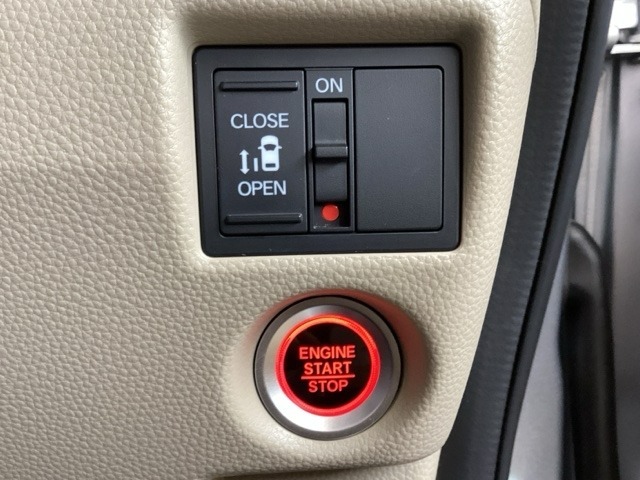 左側電動スライドドアは運転席からでも操作ができるように、ハンドル付近に開閉の操作スイッチが付いています。