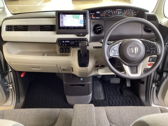 車内は光触媒抗菌消臭施工済です。スタイリッシュなデザインで暖かみのあるインパネ周りを演出します。グローブボックスやカップホルダーのほかにトレーなどたくさんの収納スペースが装備されています。
