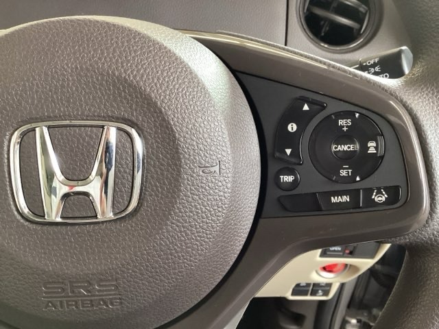 ハンドルにHondaセンシング系のクルーズコントロールやレーンキープアシストなどの操作スイッチが装備されています。ハンドルから手を離さず安全に操作できます。