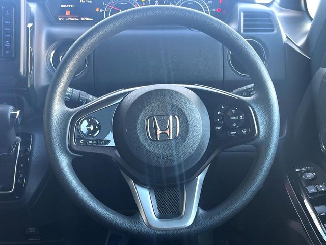 インテリアに合わせたデザインのステアリングは、運転される方のことも考え、運転しやすい形状、大きさです。是非一度、実際に触ってお確かめください。