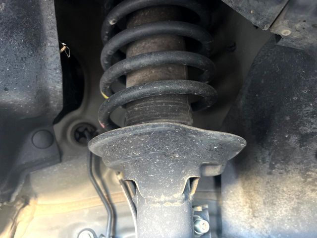 お車を安心してお乗りいただく為には、足回りの定期点検が欠かせません。サービスサポート（有償保証）では無料点検もご提供しており、安心のカーライフをお過ごしいただけるサポート体制が整っています。