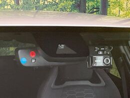 【プリクラッシュセーフティ】前方の車両等を検知し、衝突しそうな時は警報で注意を促し、ブレーキを踏む力をサポート。ブレーキを踏めなかった場合は衝突被害軽減ブレーキが作動、衝突回避をサポートします。