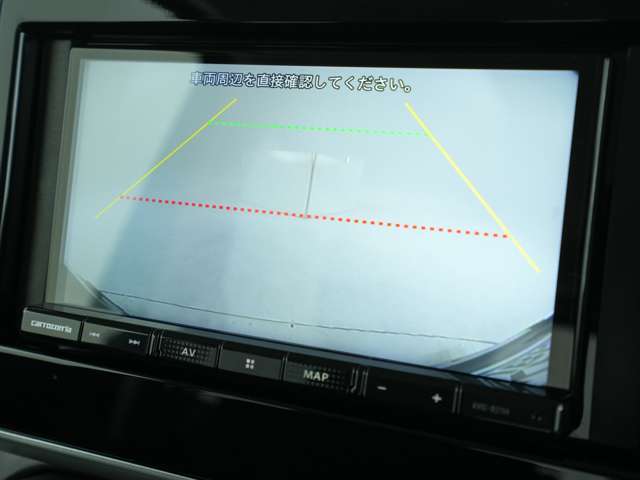 【バックカメラ】後方視界を確保するバックカメラを搭載！狭い駐車場や山道や雪道のような悪路での後退時など、死角を最小限にすることで後退をサポートします♪