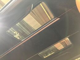 【左右独立ムーンルーフ】2列目左右席にそれぞれ配置されたガラスルーフ！日差しに合わせて片側だけシェードを閉めることも可能です！