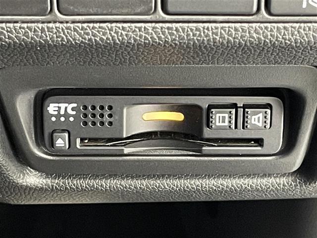 【ETC】有料道路を利用する際に料金所で停止することなく通過できる、ETC車載器（ノンストップ自動料金収受システム機器）が装備されています。セットアップを行うことで利用可能になります。