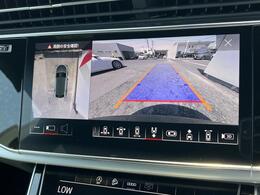 【サラウンドビューカメラ】4台の広角カメラで自車の全周囲360度を捉え、様々な角度からの映像を映し出すことで、駐車時の操作をより簡単に行えます。