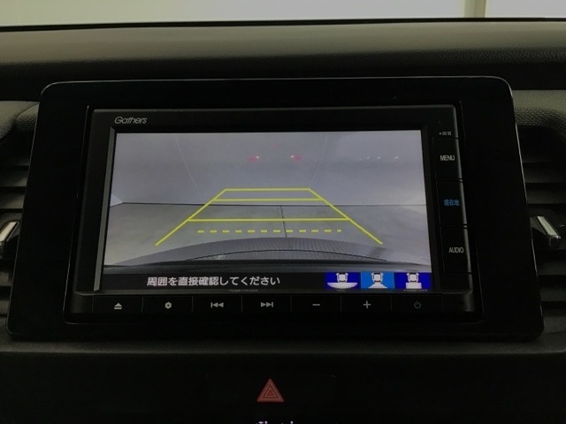 ガイド線表示機能付きのバックカメラで、バックでの車庫入れも安心です。