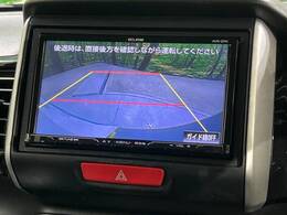 【バックカメラ】駐車時に後方がリアルタイム映像で確認できます。大型商業施設や立体駐車場での駐車時や、夜間のバック時に大活躍！運転スキルに関わらず、今や必須となった装備のひとつです！