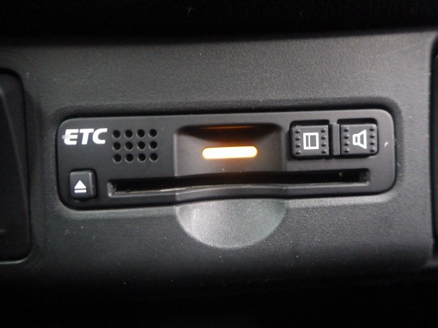 【ETC】便利なETC車載器も装備！高速道路の料金所もスムーズに通過できます。今や必須の装備ですね！お客様用にセットアップをしてのお渡しとなります！