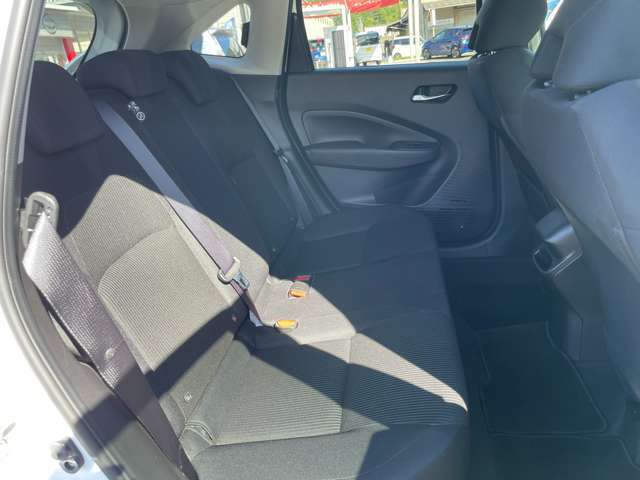 ☆　【リアシート】 足元広々ゆったりと過ごせます　ベビーシートやチャイルドシート使用時も快適にお過ごしいただける十分な空間を確保しています　☆