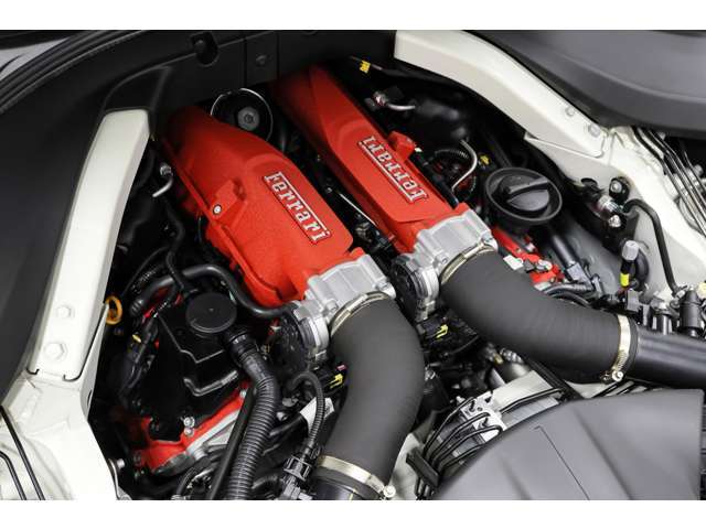 3.9 L、V8 DOHCターボエンジンが出力600 PS、760 N・mを発生させます（メーカーカタログ値参照）。ベースとなるカリフォルニアTと比べ＋40 PS出力が上がっております。