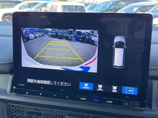【マルチビューカメラシステム】専用のカメラにより、上から見下ろしたような視点で360度クルマの周囲を確認することができます☆死角部分も確認しやすく、狭い場所での切り返しや駐車もスムーズに行えます。