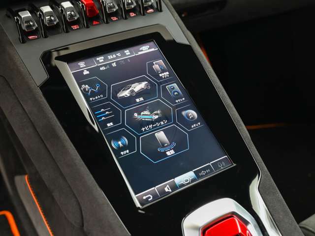 縦型ディスプレイにて車両情報の表示や各種設定が行えます。