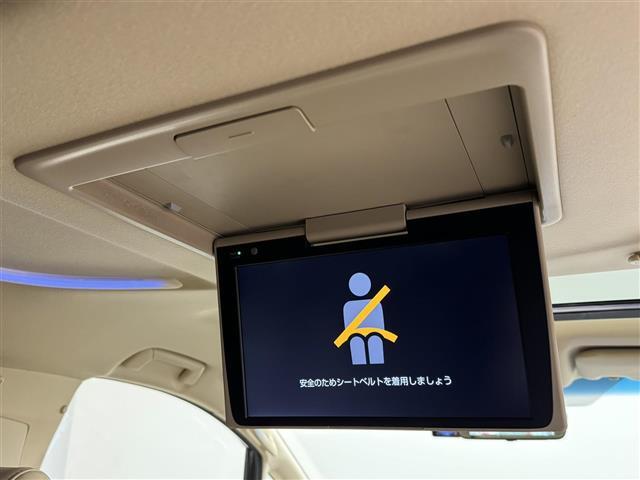 【12.1型フリップダウンモニター】12.1型、純正後席フリップダウンモニターを装備。家族や仲間との長距離ドライブも、このモニターがあればさらに盛り上がりますね！