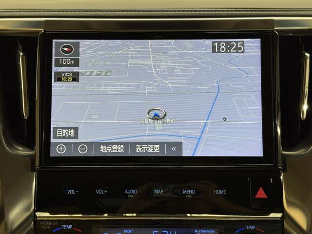 【純正ナビ】人気の純正ナビを装備しております。ナビの使いやすさはもちろん、オーディオ機能も充実！キャンプや旅行はもちろん、通勤や買い物など普段のドライブも楽しくなるはず