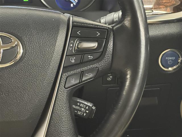 【レーダークルーズコントロール】従来のクルコンの機能に加え、先行車に接近すると、安全な車間距離を保ちながら先行車の車速に合わせ追従するシステム。