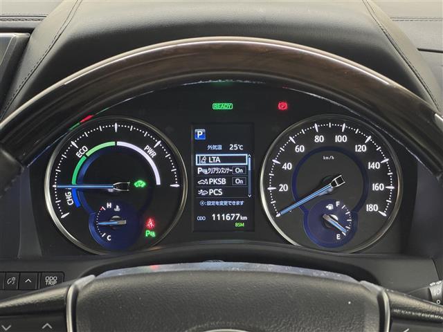 【メーターまわり】ドライバーから見やすい位置にあって安全運転に寄与します。マルチインフォメーションディスプレイでは、クルマに関する情報の確認はもちろん、各種安全機能・装備のON/OFFも設定可能。