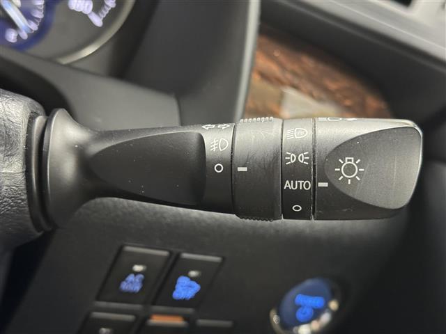 【AHS：アダプティブハイビームシステム】先行車や対向車を避けて前方を照射。周囲のクルマにまぶしい思いをさせないだけでなく、ハイビームを保持したまま走行できる頻度が上がり、夜間でも優れた視認性を確保。