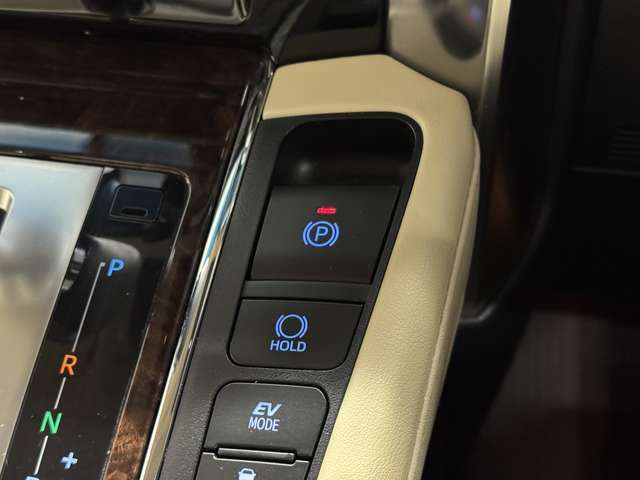【電動パーキングブレーキ＆ブレーキホールド】 スイッチを入れると、信号待ち等で停車時、ブレーキを離しても自動でブレーキが効いた状態になり、指先の簡単操作でパーキングブレーキの作動や解除が可能です！！！