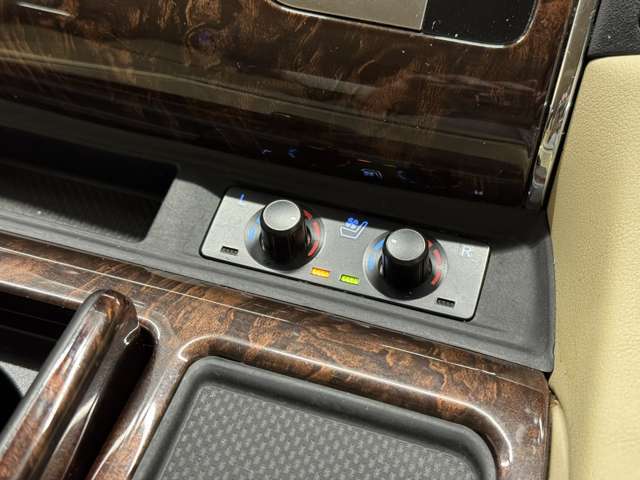 【シートヒーター/ベンチレーション】暑い季節は冷風がシートの目からそよぎ、寒い季節はシートを暖められますので、季節を選ばず快適に過ごせます。